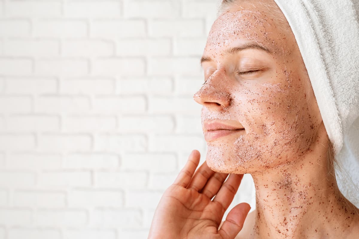 ¿Qué Son los Ácidos Exfoliantes y Por Qué la Piel los Necesita? 1 happy smiling young woman in white bath towels app 2025 03 15 02 33 20 utc 1
