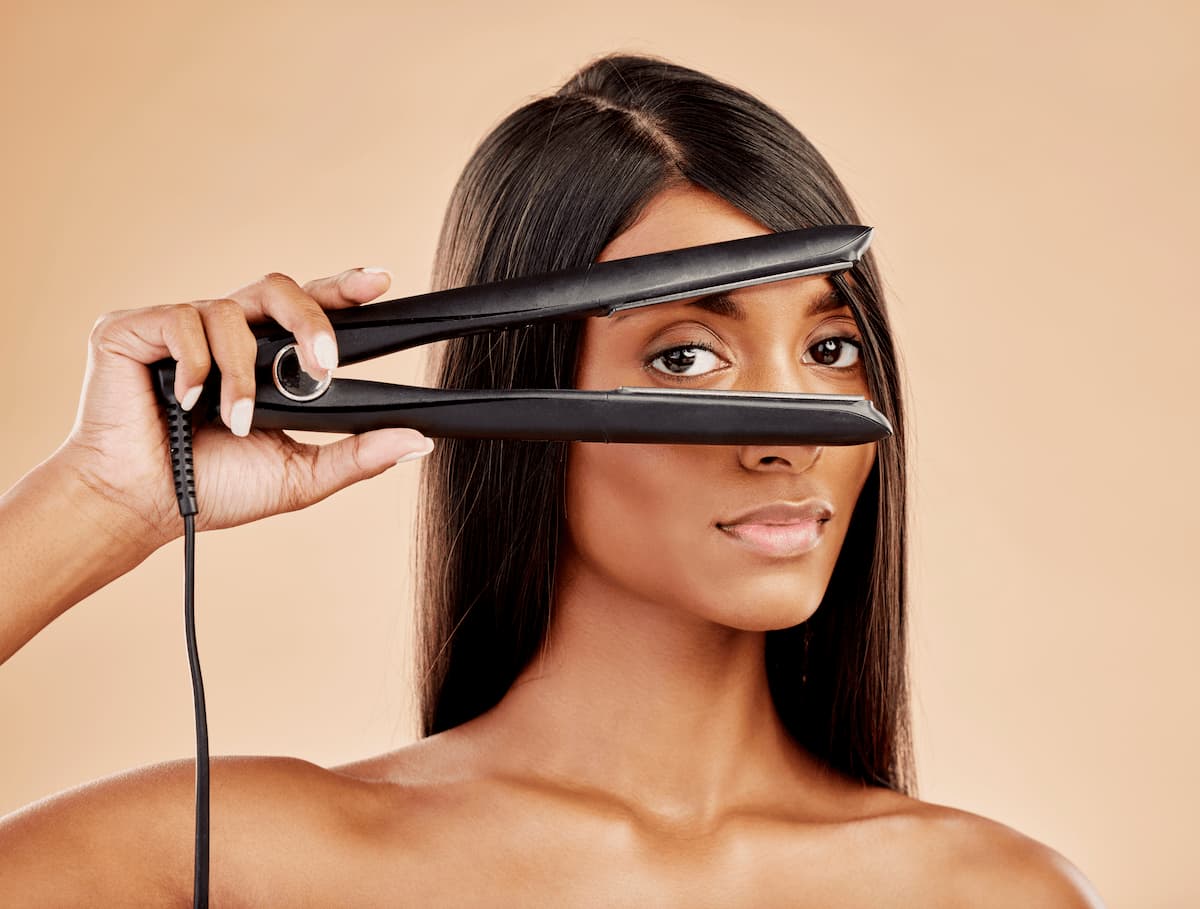 ¿Vale la pena invertir en herramientas GHD? Pros y contras 1 flat iron hair and woman with beauty portrait an 2025 04 06 12 37 37 utc 1